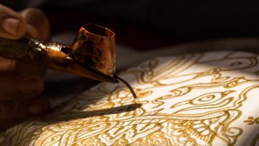 Batik remekan Ngantang memiliki teknik celup napthol dan proses manual untuk menghasilkan motif retak khas dari malam yang diolah kembali.