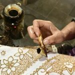 Teknik batik di Indonesia berkembang melalui canting tulis, celup ikat, printing dan colet yang memiliki proses serta karakter motif berbeda.