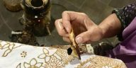 Teknik batik di Indonesia berkembang melalui canting tulis, celup ikat, printing dan colet yang memiliki proses serta karakter motif berbeda.
