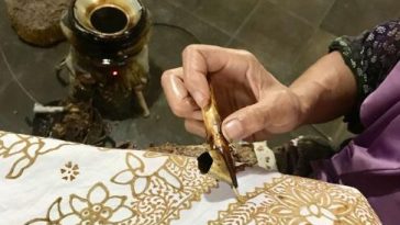 Teknik batik di Indonesia berkembang melalui canting tulis, celup ikat, printing dan colet yang memiliki proses serta karakter motif berbeda.