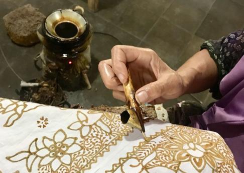 Teknik batik di Indonesia berkembang melalui canting tulis, celup ikat, printing dan colet yang memiliki proses serta karakter motif berbeda.