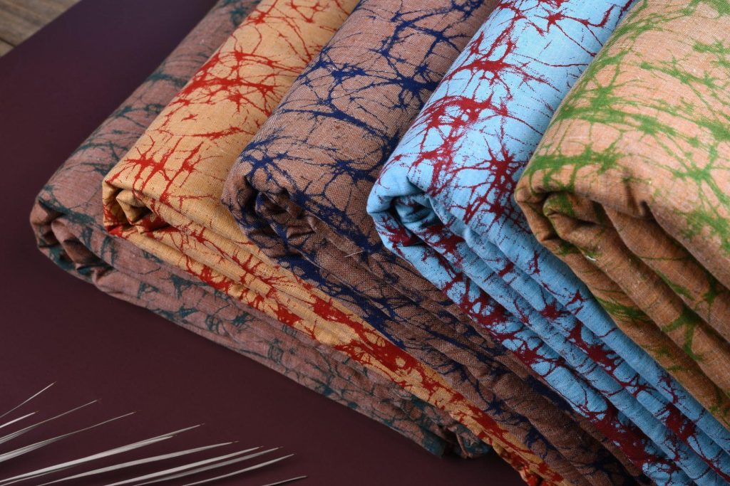 Batik remekan Ngantang memiliki enam tahap produksi, dengan proses remekan manual yang menghasilkan motif retak khas pada kain batik tulis.