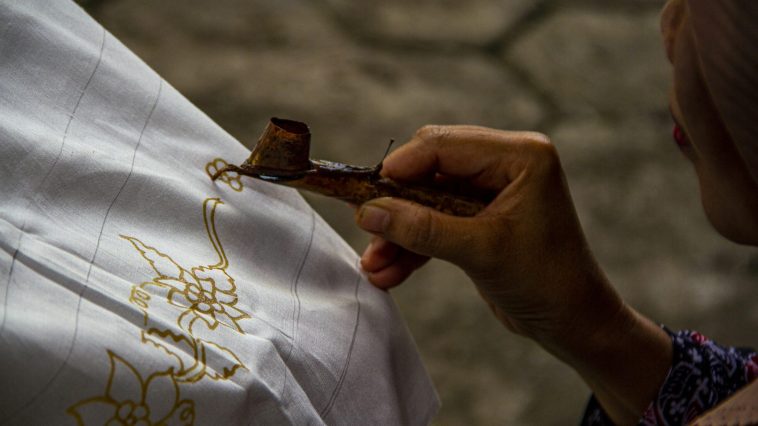 Batik remekan Ngantang memiliki enam tahap produksi, dengan proses remekan manual yang menghasilkan motif retak khas pada kain batik tulis.