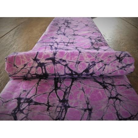 Batik remekan Ngantang memiliki teknik celup napthol dan proses manual untuk menghasilkan motif retak khas dari malam yang diolah kembali.