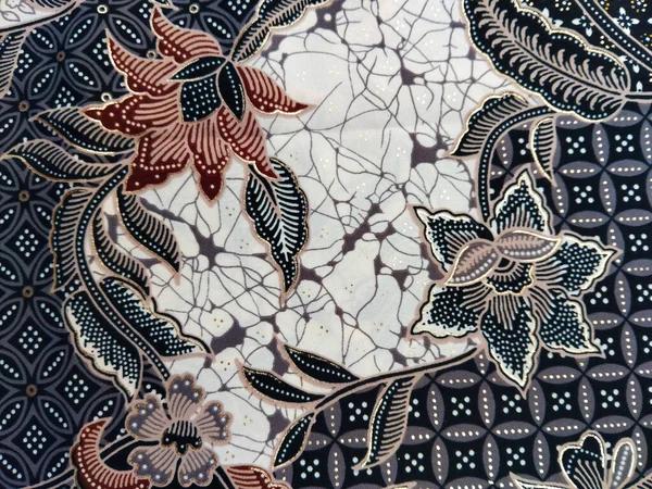 Batik remekan Ngantang memiliki teknik celup napthol dan proses manual untuk menghasilkan motif retak khas dari malam yang diolah kembali.