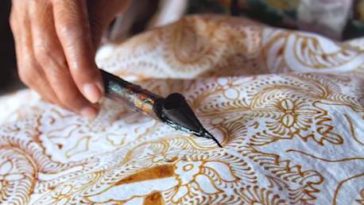 Batik tulis kembali mendapat tempat sebagai produk eksklusif setelah tertekan perkembangan batik cap dan printing sejak abad ke-20.