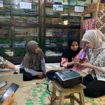 Batik Tulis Kebon Indah Klaten mempertahankan tradisi pewarna alam, motif lingkungan, dan produksi ramah lingkungan sekaligus menggerakkan ekonomi warga.