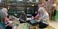Batik Tulis Kebon Indah Klaten mempertahankan tradisi pewarna alam, motif lingkungan, dan produksi ramah lingkungan sekaligus menggerakkan ekonomi warga.