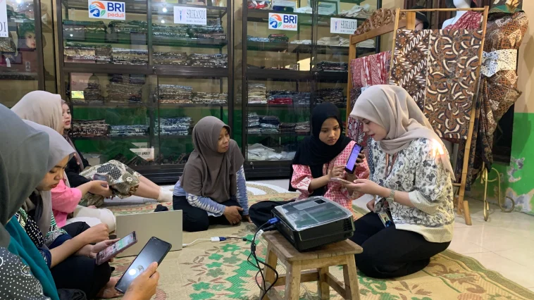 Batik Tulis Kebon Indah Klaten mempertahankan tradisi pewarna alam, motif lingkungan, dan produksi ramah lingkungan sekaligus menggerakkan ekonomi warga.