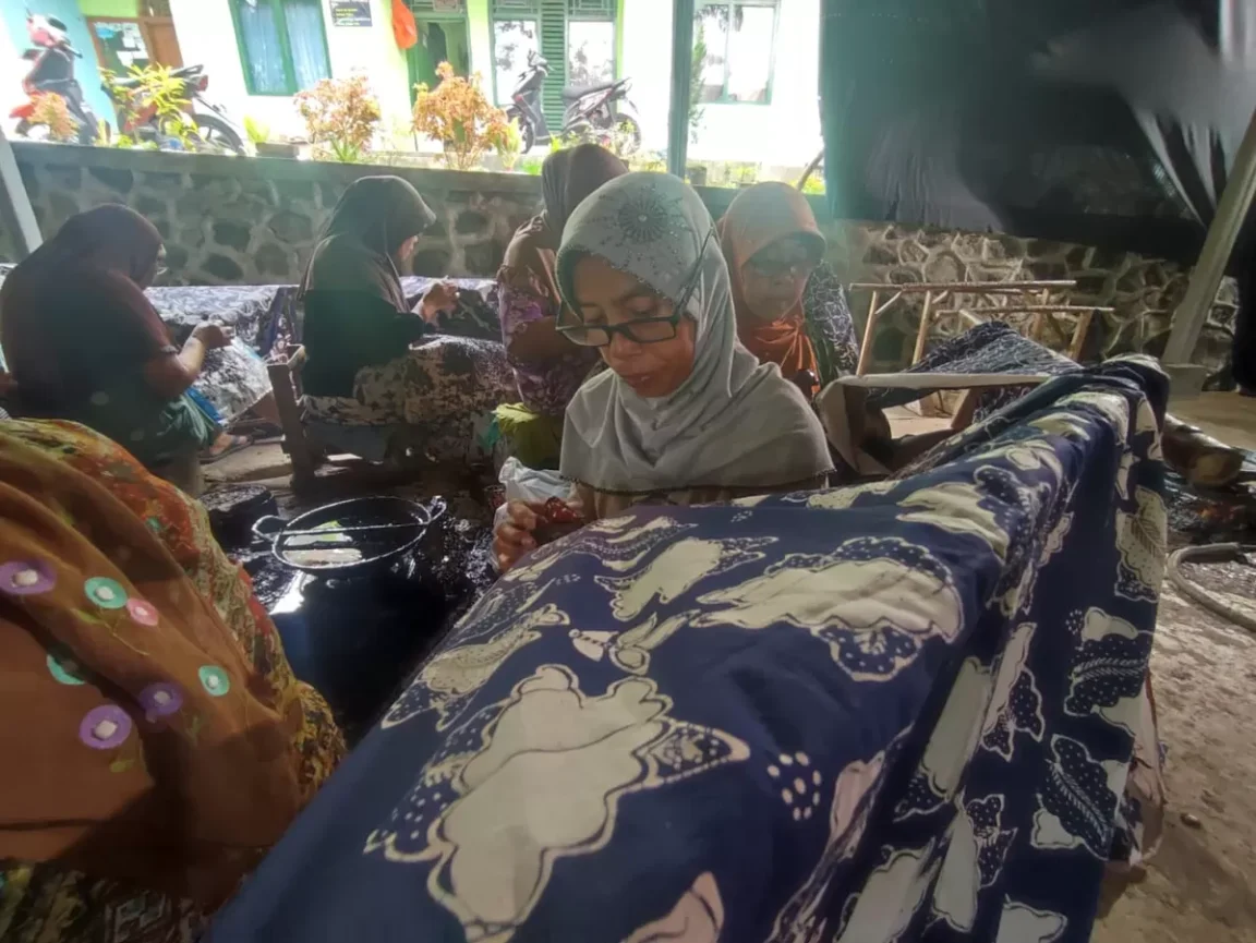 Mengenal Batik Tulis Sukapura Tasikmalaya, proses pembuatan, motif Naga, filosofi, serta pemasaran batik khas Desa Janggala.