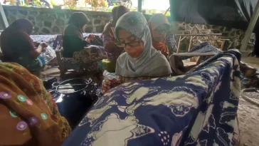 Mengenal Batik Tulis Sukapura Tasikmalaya, proses pembuatan, motif Naga, filosofi, serta pemasaran batik khas Desa Janggala.