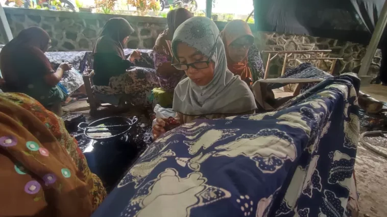 Mengenal Batik Tulis Sukapura Tasikmalaya, proses pembuatan, motif Naga, filosofi, serta pemasaran batik khas Desa Janggala.