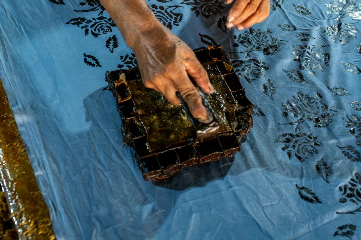 Batik cap modular dikembangkan untuk menghasilkan motif kontemporer dengan inspirasi landscape alam dan bangunan tradisional Kampung Naga.