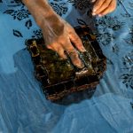 Batik cap modular dikembangkan untuk menghasilkan motif kontemporer dengan inspirasi landscape alam dan bangunan tradisional Kampung Naga.