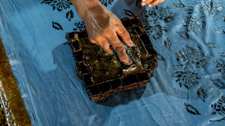 Batik cap modular dikembangkan untuk menghasilkan motif kontemporer dengan inspirasi landscape alam dan bangunan tradisional Kampung Naga.