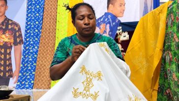 Batik Papua atau Port Numbay menyimpan kisah pertemuan budaya Jawa dan Papua, melalui motif alam, budaya, sejarah, dan arkeologi.