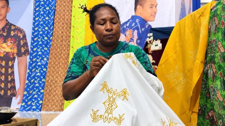 Batik Papua atau Port Numbay menyimpan kisah pertemuan budaya Jawa dan Papua, melalui motif alam, budaya, sejarah, dan arkeologi.