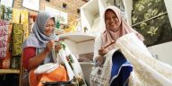 Perajin mengerjakan kain batik menggunakan teknik tradisional. Perkembangan industri kreatif mendorong batik dikembangkan melalui kreasi dan inovasi sehingga memiliki nilai ekonomi.