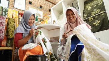 Perajin mengerjakan kain batik menggunakan teknik tradisional. Perkembangan industri kreatif mendorong batik dikembangkan melalui kreasi dan inovasi sehingga memiliki nilai ekonomi.