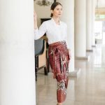 Meta deskripsi: Pengembangan fashion batik transformable melalui uji ahli dan pengguna menghasilkan produk layak dengan sembilan alternatif model rok.