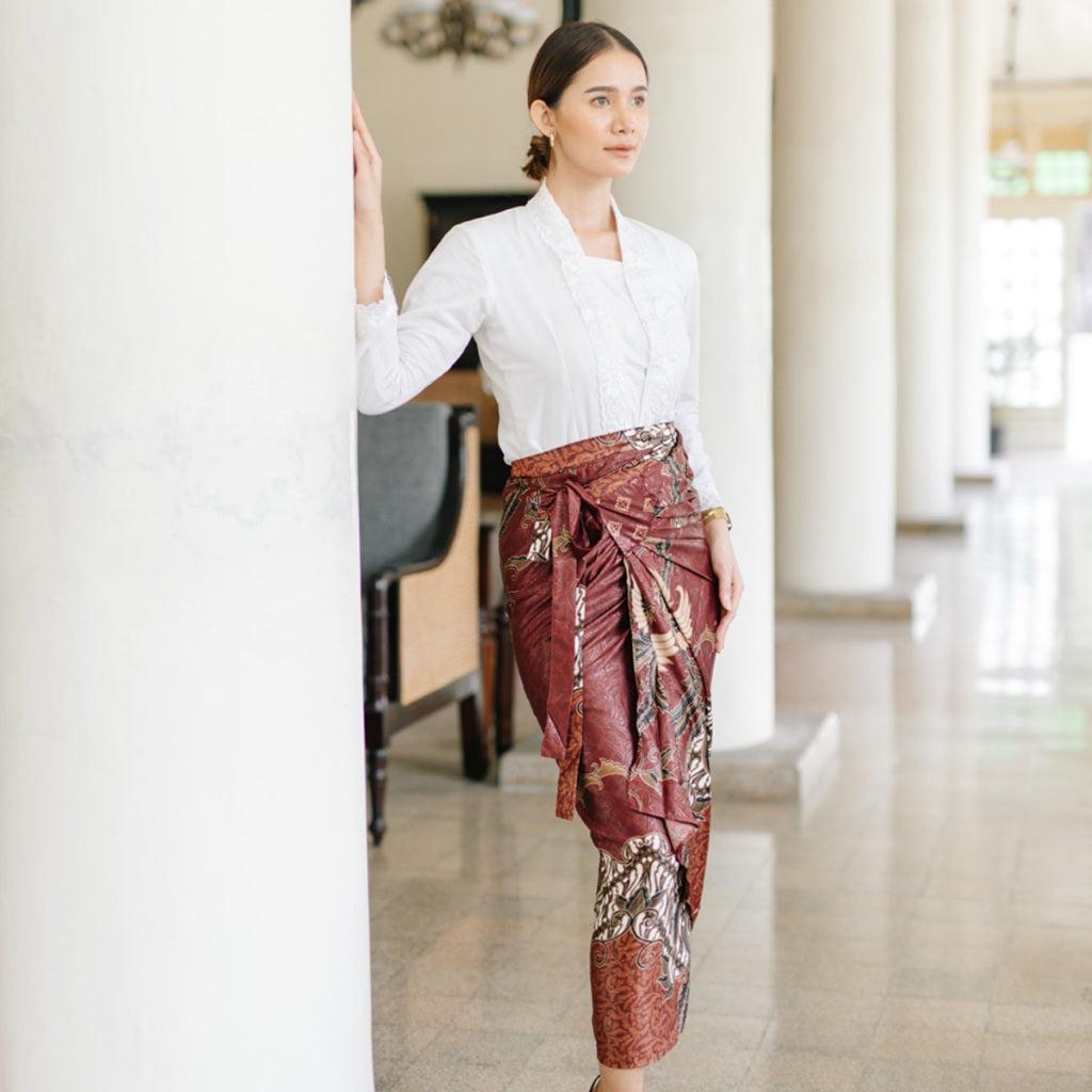 Meta deskripsi: Pengembangan fashion batik transformable melalui uji ahli dan pengguna menghasilkan produk layak dengan sembilan alternatif model rok.