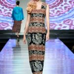 Batik Jawa Barat memiliki peluang ekonomi kreatif melalui penguatan desain, warna, branding, dan inovasi produk fashion berbasis budaya lokal. Busana karya Stephanus Hamy