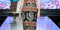 Batik Jawa Barat memiliki peluang ekonomi kreatif melalui penguatan desain, warna, branding, dan inovasi produk fashion berbasis budaya lokal. Busana karya Stephanus Hamy