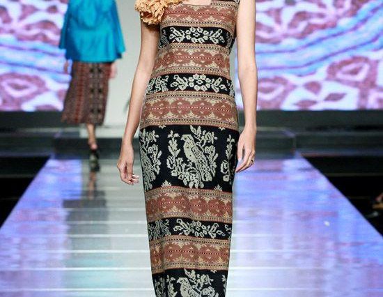 Batik Jawa Barat memiliki peluang ekonomi kreatif melalui penguatan desain, warna, branding, dan inovasi produk fashion berbasis budaya lokal. Busana karya Stephanus Hamy