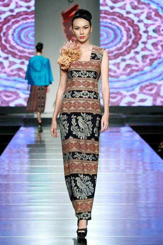 Batik Jawa Barat memiliki peluang ekonomi kreatif melalui penguatan desain, warna, branding, dan inovasi produk fashion berbasis budaya lokal. Busana karya Stephanus Hamy