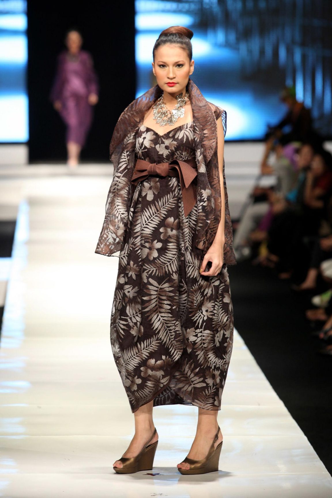 Batik Jawa Barat berkembang melalui teknologi cetak digital, komputerisasi, bordir, dan eksplorasi desain untuk memperluas fungsi fashion. Busana karya Stephanus Hamy
