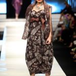 Batik Jawa Barat berkembang melalui teknologi cetak digital, komputerisasi, bordir, dan eksplorasi desain untuk memperluas fungsi fashion. Busana karya Stephanus Hamy