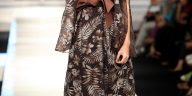 Batik Jawa Barat berkembang melalui teknologi cetak digital, komputerisasi, bordir, dan eksplorasi desain untuk memperluas fungsi fashion. Busana karya Stephanus Hamy