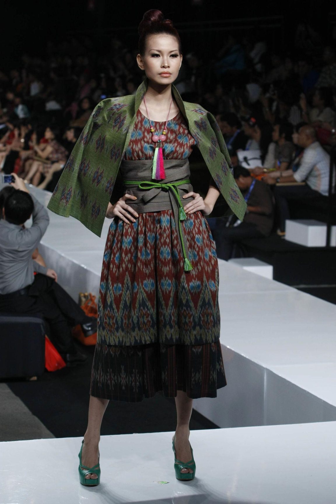 Batik Jawa Barat berkembang sebagai ruang pertemuan identitas lokal, budaya visual, kreativitas desain, dan kebutuhan fashion modern.