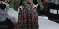 Batik Jawa Barat berkembang sebagai ruang pertemuan identitas lokal, budaya visual, kreativitas desain, dan kebutuhan fashion modern.
