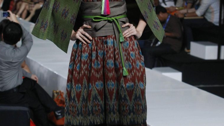Batik Jawa Barat berkembang sebagai ruang pertemuan identitas lokal, budaya visual, kreativitas desain, dan kebutuhan fashion modern.