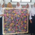 Inovasi batik Gutta Tamarind menawarkan teknik rintang warna berbahan bubur biji asam untuk pembelajaran dan pengembangan usaha kreatif.