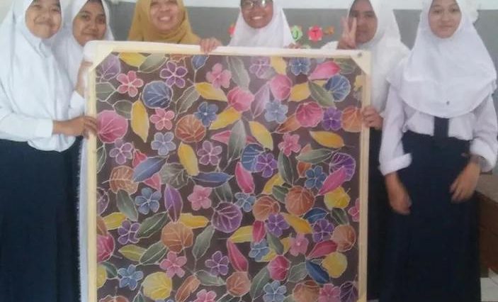 Inovasi batik Gutta Tamarind menawarkan teknik rintang warna berbahan bubur biji asam untuk pembelajaran dan pengembangan usaha kreatif.