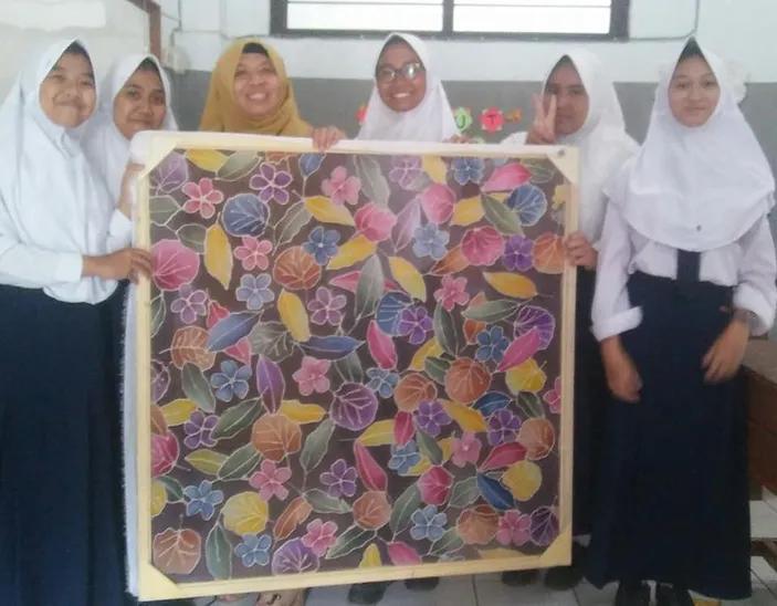 Inovasi batik Gutta Tamarind menawarkan teknik rintang warna berbahan bubur biji asam untuk pembelajaran dan pengembangan usaha kreatif.