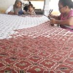 Pewarna batik Remazol di Batik Tulis Candi diaplikasikan dengan teknik colet dan kuas sebelum melalui tahap fiksasi menggunakan waterglass.