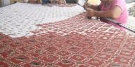 Pewarna batik Remazol di Batik Tulis Candi diaplikasikan dengan teknik colet dan kuas sebelum melalui tahap fiksasi menggunakan waterglass.