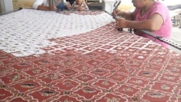 Pewarna batik Remazol di Batik Tulis Candi diaplikasikan dengan teknik colet dan kuas sebelum melalui tahap fiksasi menggunakan waterglass.