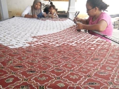 Pewarna batik Remazol di Batik Tulis Candi diaplikasikan dengan teknik colet dan kuas sebelum melalui tahap fiksasi menggunakan waterglass.