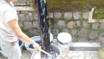 Pewarna batik Remazol dipilih Batik Tulis Candi karena dinilai cepat, praktis, ekonomis, dan menghasilkan warna cerah pada kain batik.