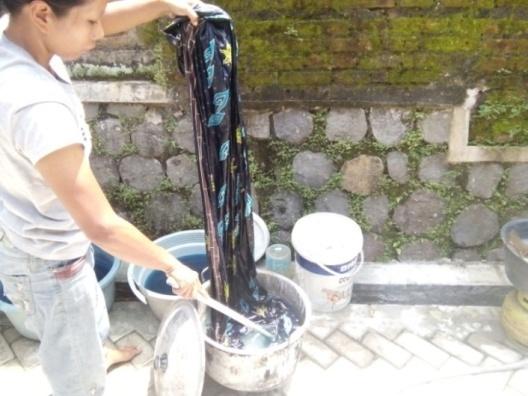 Pewarna batik Remazol dipilih Batik Tulis Candi karena dinilai cepat, praktis, ekonomis, dan menghasilkan warna cerah pada kain batik.