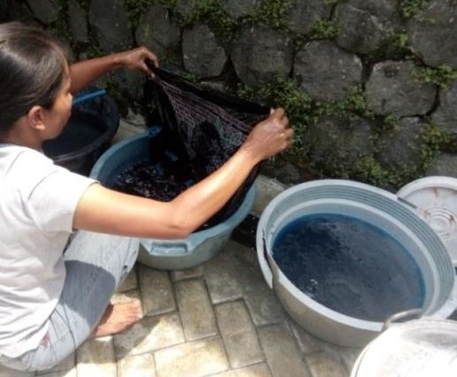 Pewarna batik Remazol membentuk warna cerah pada Batik Tulis Candi yang mengembangkan motif lokal seperti Jaduran dan Porang.