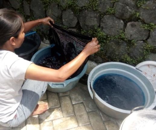 Pewarna batik Remazol membentuk warna cerah pada Batik Tulis Candi yang mengembangkan motif lokal seperti Jaduran dan Porang.