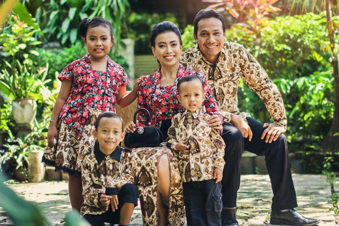 Batik menjadi bagian dari identitas personal, sosial, dan kultural. Penggunaan batik sebagai busana dapat memperlihatkan keterhubungan seseorang dengan identitas budaya Indonesia.