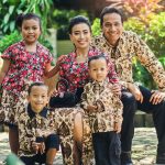 Batik menjadi bagian dari identitas personal, sosial, dan kultural. Penggunaan batik sebagai busana dapat memperlihatkan keterhubungan seseorang dengan identitas budaya Indonesia.