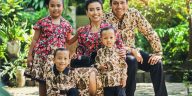 Batik menjadi bagian dari identitas personal, sosial, dan kultural. Penggunaan batik sebagai busana dapat memperlihatkan keterhubungan seseorang dengan identitas budaya Indonesia.