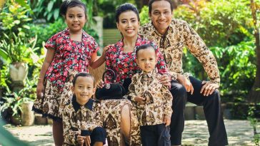 Batik menjadi bagian dari identitas personal, sosial, dan kultural. Penggunaan batik sebagai busana dapat memperlihatkan keterhubungan seseorang dengan identitas budaya Indonesia.